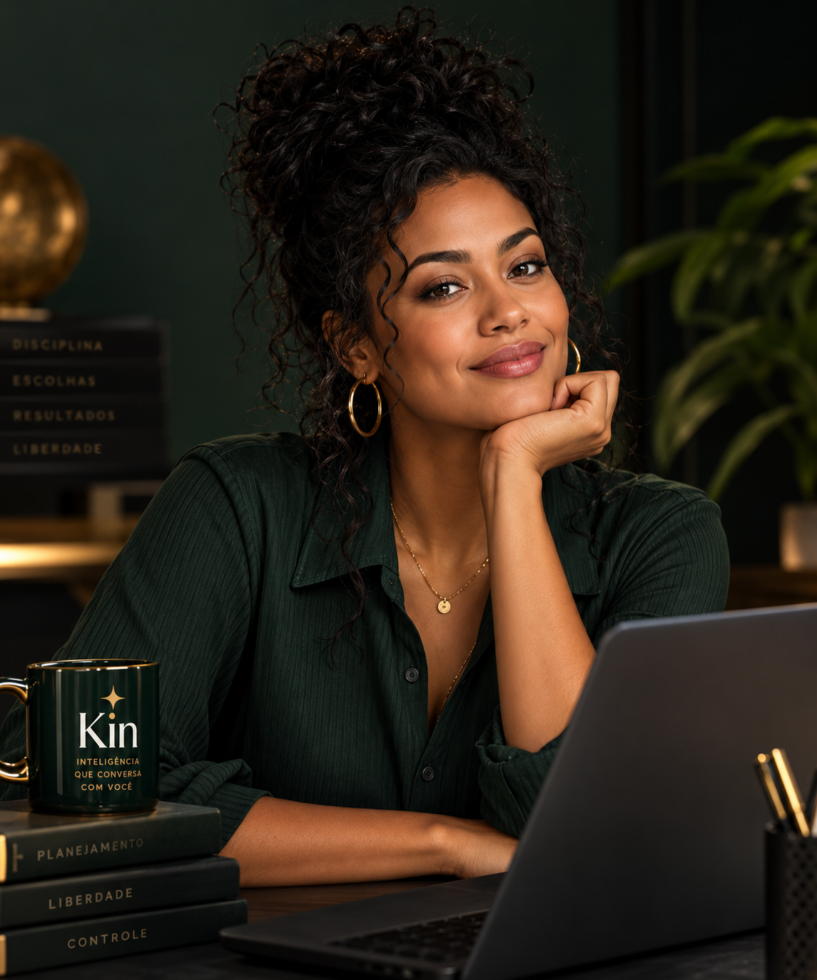 Kin no escritório, sempre presente